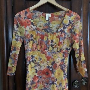 Women’s ruched top . Daisy and Clover .